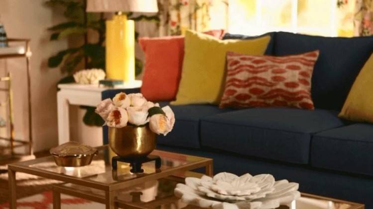 If you want to create a warm and comfortable living room, your color scheme  will make a big difference
